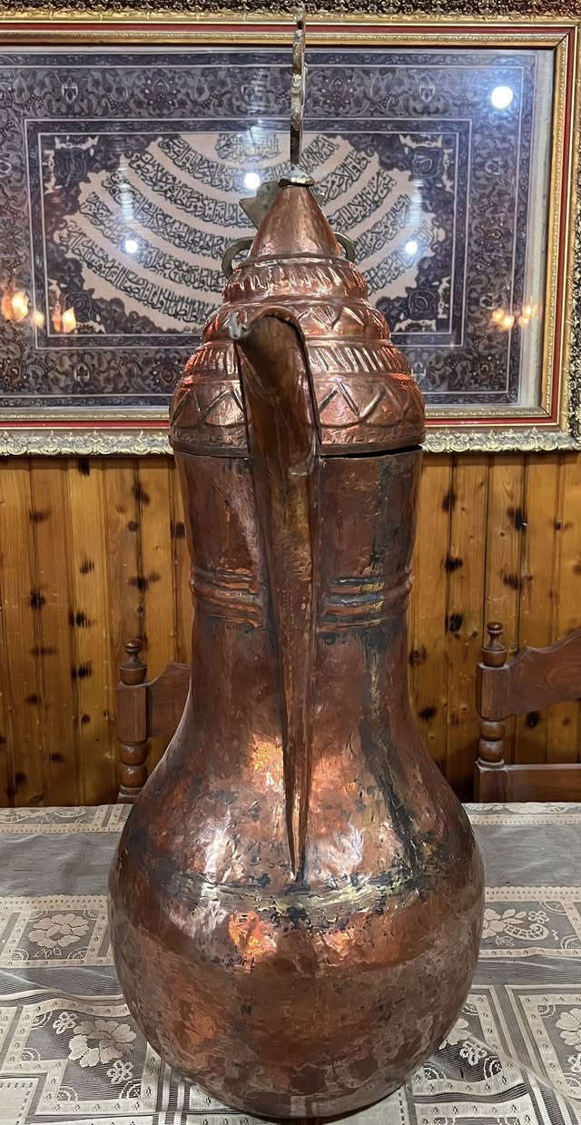 السلام عليكم
كمكم طراز نصراني

 ( عمل حجي حسين ) ( بغداد شغل جديد مو قديم ) 

ارتفاع متر تقريباً 
 ( 98 سم ) 

نحاس احمر

طرق يدوي 

***********
