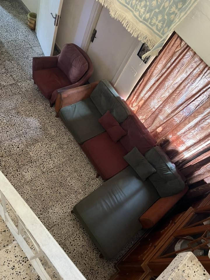 سلام عليكم تخم قنفات يجي 3قطع مستخدم استخدام قليل جلد وتر بروف كلش حلو و مرتب بغداد للاستفسار 
***********
