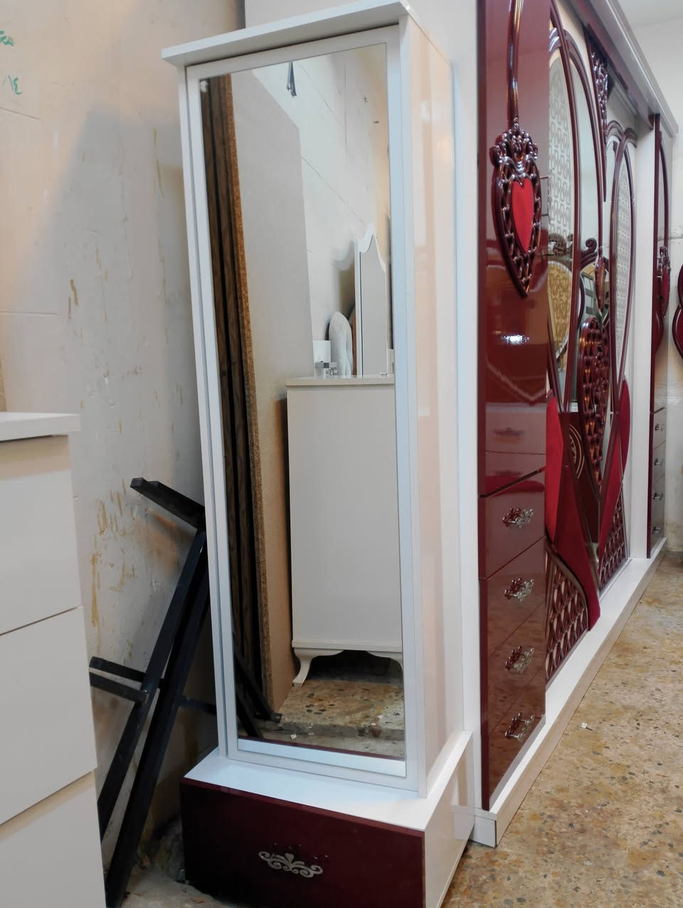 معرض اثاث الشكور غرفه نوم للبيع تتكون الغرفه من 9قطع ماركه نضافة الغرفه 90%100عنوان موصل قادسيه قرب  ملعب المواج توصل خاص *********** اتصل وتساب ملاحظه نستقبل جميع انواع الغرف
