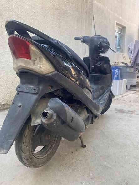 ماكس عدله دراجه خير من الله 
مكينه خرسه مينسمع صوتها
الدراجه عليه ادامه
قايش جديد 
كلچ بريك جديد
قايش جديد 
صالنصه رياضي
ظفيره كهربائيات جديده اصليه
دراجه صارف عليه دم گلبي الله شاهد 
تاخذها ربع متصرف عليها
مكاني جميله شارع ركن لأبيض 

‭0775 371 3651‬
سعر 550 وبيها مجال قليل
