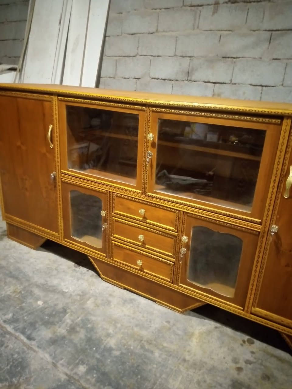 بوفيه مترتين ونص تسكام متعوب عليه اخت جديده نضافه شكل انته تقيم سعر مع توصيل ٢٠٠ عنواني حي عامل منطقه ثانيه رقمي ***********
