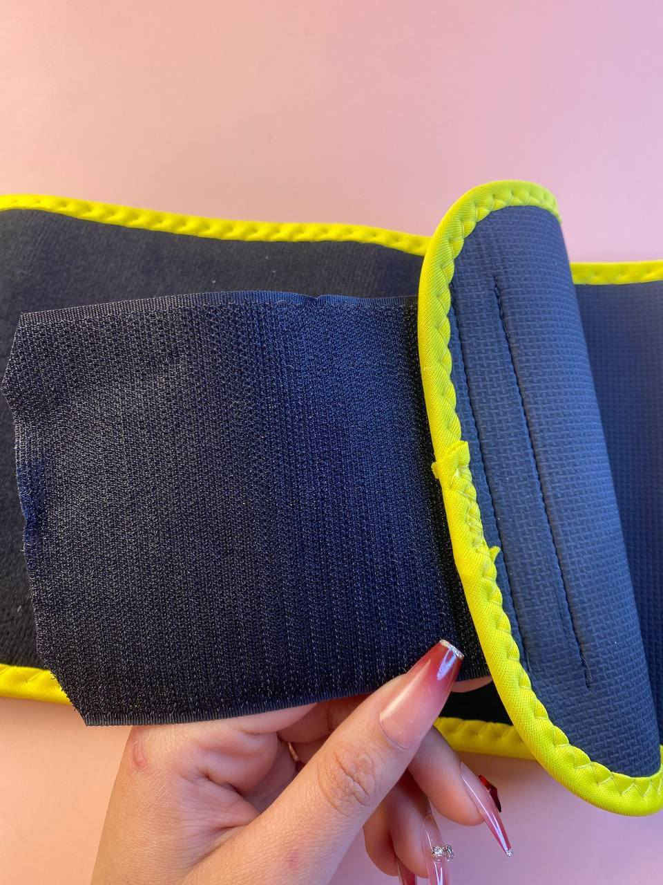 مشد سويت  Sweet Sweat Waist Trimmer هو حزام تنحيف للخصر مصمم لزيادة التعرق أثناء التمارين الرياضية. 
الخصائص والفوائد

زيادة التعرق: مصنوع من النيوبرين السميك والخالي من اللاتكس (neoprene)، والذي يساعد على عزل الحرارة وزيادة درجة حرارة الجسم الأساسية في منطقة البطن، مما يعزز التعرق وفقدان وزن الماء الزائد.
تصميم مريح: الحزام مرن وقابل للتعديل ليناسب شكل وحجم جسمك بشكل مريح، ويسمح بنطاق واسع من الحركة أثناء النشاط البدني.

دعم الظهر: يوفر ضغطًا ودعمًا للبطن وأسفل الظهر.
بطانة داخلية: يتميز ببطانة داخلية شبكية منقوشة تطرد امتصاص الرطوبة وتقلل من الانزلاق أو التكتل أثناء التمرين.

الاستخدام: يمكن ارتداؤه أثناء تمارين الكارديو، أو التدريب المتقطع عالي الشدة (HIIT)، أو في صالات الألعاب الرياضية، أو في المنزل، أو أثناء الأنشطة اليومية.

القياسات...  m لارج X لارج وXX لارج 

 

توصيل جميع المحافظات 4 الاف


**إذا كنت صاحب هذا الإعلان وتريد حذفه لأي سبب، رجاءا أرسل رسالة إلى الدعم الفني**