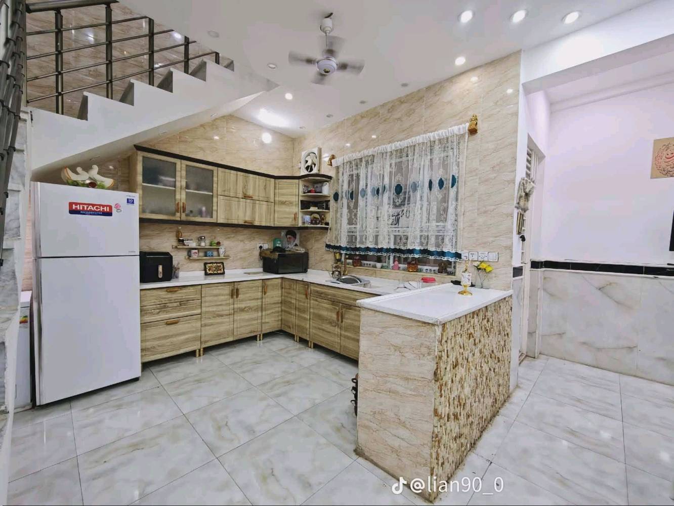 🏠 بيت للبيع - تصميم حديث (بناء 2023) 🏠
فرصة مميزة لامتلاك منزل أحلامك في قلب العمارة، بمواصفات عصرية وبناء درجة أولى.
📍 الموقع: منطقة القطاع - شارع نعمة الريفي (قرب روضة الرياحين).
📐 المساحة: 225 متر مربع.
📏 الأبعاد: الواجهة 9 متر × النزال 25 متر.
📜 السند: طابو صرف (ملك صرف).
✅ تفاصيل الطابق الأول:
الخارج: كراج واسع وحديقة بمساحة (9×9) متر.
الاستقبال: غرفتين للضيوف بتصميم مريح.
صالة مفتوحة بنظام "مودرن" على المطبخ.
يتوفر مطبخ "حار" إضافي + مجموعات صحية.
الجناح الخاص: غرفة نوم كبيرة (4×7) بنظام (سويت) داخلها حمام + مخزن خاص.
✅ تفاصيل الطابق الثاني:
غرفتين نوم إضافية.
صالة معيشة.
سطح كبير واسع.
🏗️ ملاحظة: البناء كونكريت بالكامل وأُنجز في عام 2023 (جاهز للسكن الفوري  
سعر بيت  500 بي مجال  قليل