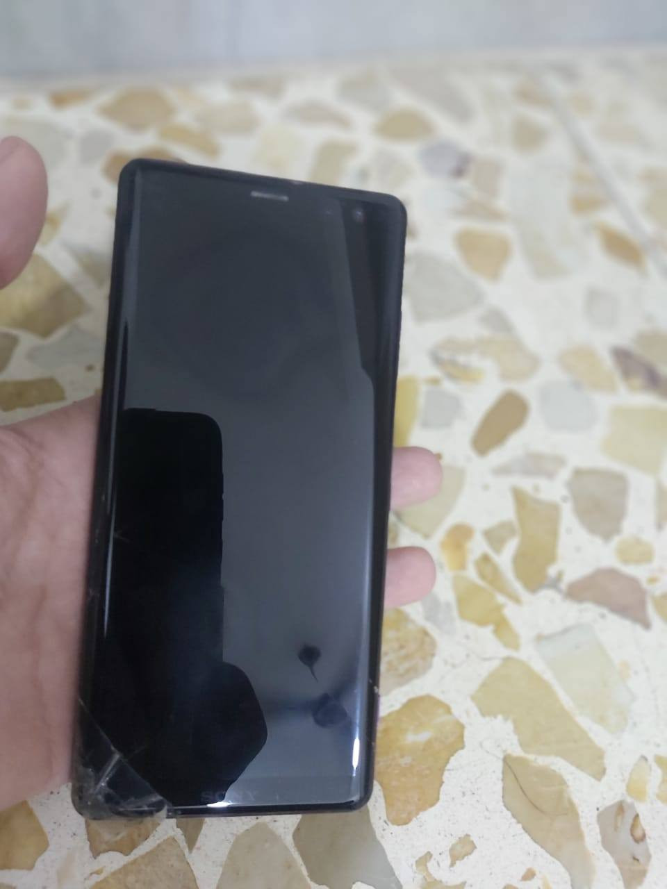 سوني XZ3 جهاز غني عن التعريف بي ضربة خفيفة بالحافة مال الشاشة وخط مثل ما موضح بالصور وما مأثر على اللمس والشريحة مقفولة من اليابان والباقي كفالة سعره 50 ألف 
متوفر واتس آب ***********
