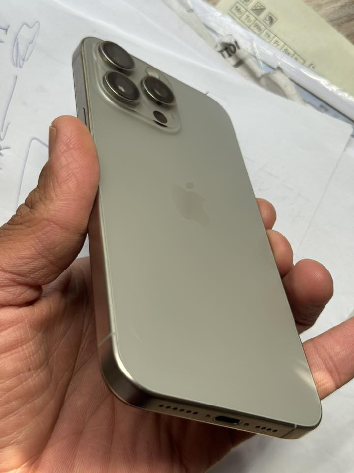 iPhone 15 pro max 

‏*********** وتساب
@بس الشراي يتواصل مستعجل سعر نهائي 
@@بغداد الشعب حي البساتين مقابل الشقق 
@@@السعر ألف 650,000 سعر نهائي مال بيع 
  شاشة مغيرها نوعية زينة !ثلاث خيارت !وسريعة و بيها ضمان 
@بطارية مغيرها جديدة اخذتها من الوكالة 100%
 @الجهاز نظافة 99
@face ID منوقف
 من شركة ماستر
