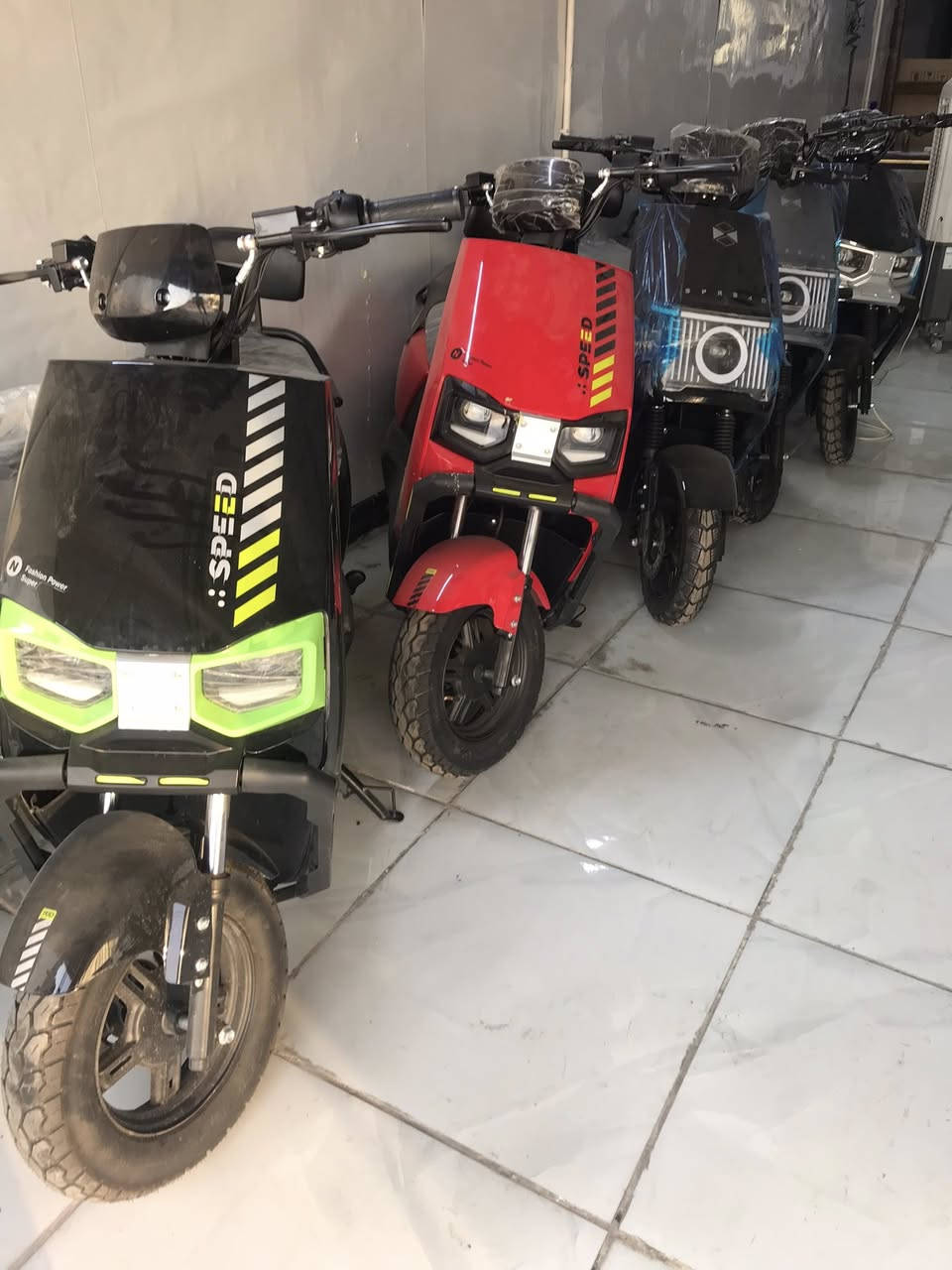 دراجه شحن قدره الشحن 8 ساعات المسافه 45 الى 50 كيلو بطاريات 12 فولت 25 امبير هذا المنتجات صيني طبق اصل الريان العنوان بغداد *********** متوفر جمله مفرد اسعار تنافسيه
