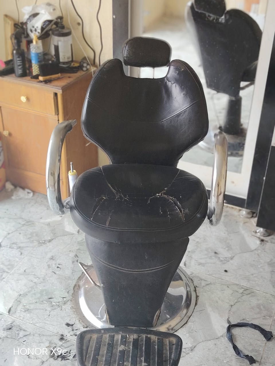 سلام عليكم غراض حلاقه كامله للبيع
***********بي واتساب
