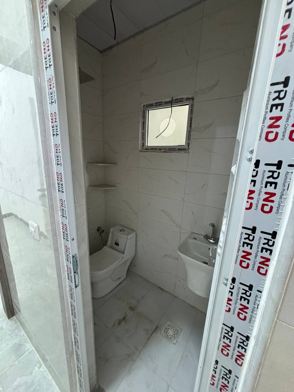 البديع للإستثمارات العقاريه 
دار للبيع ملك صرف طابو 
المساحه 46  م
يحتوي على  غرف نوم  " وصاله ومطبخ وخدمات  🏗️    🏗️  وطابق ثاني غرتين نوم وخدمات   
عرض شارع 15
عنواد الدار حي القاهره الدلفيه 
   عنوان المكتب حي القاهره  المعلمين قرب بيتزه بيروت واسواق حيدر مكتب البديع 
للاستفسار 
 ***********📞
