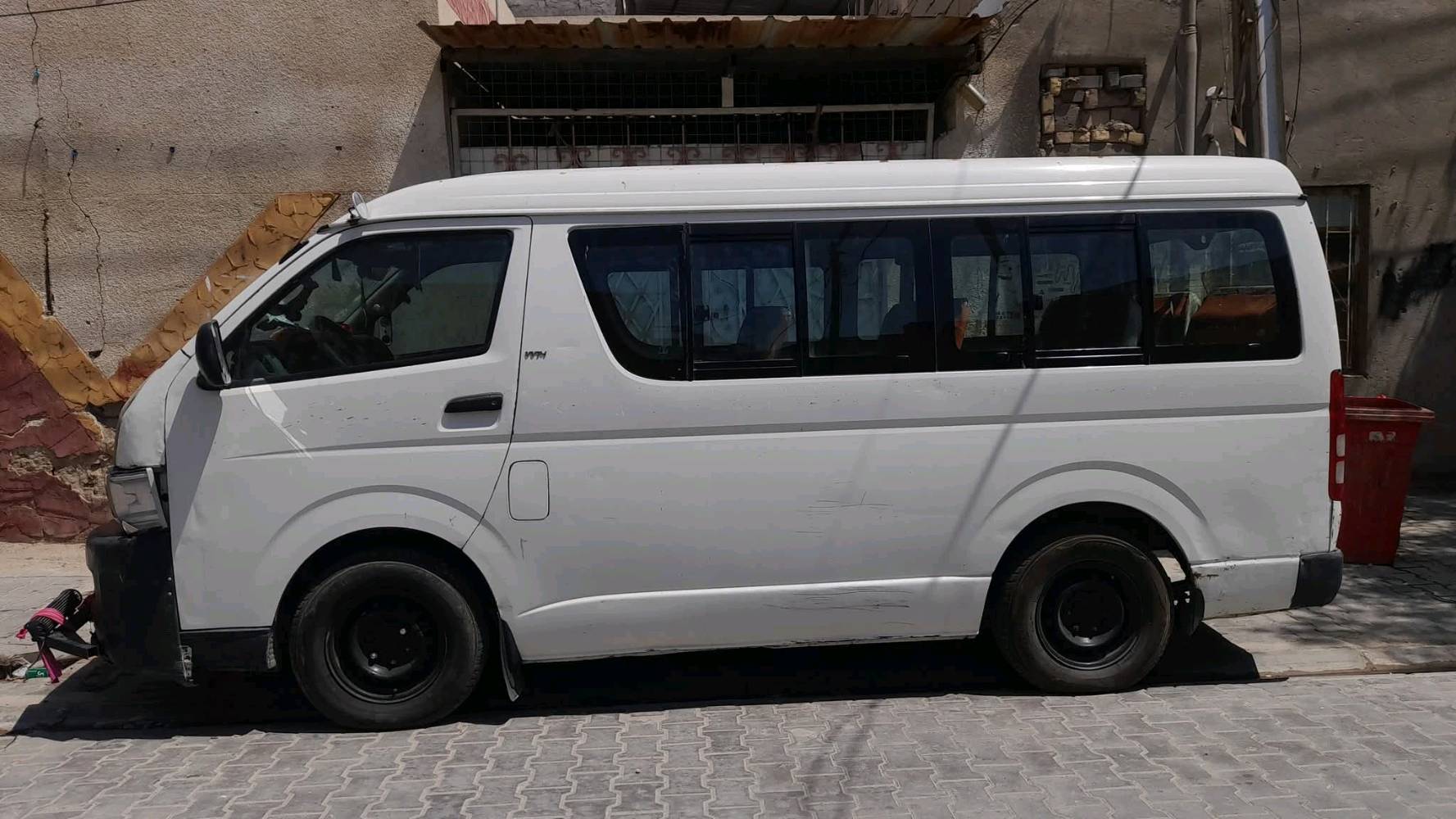 العرض متوفر فان تويوتا هايس بحالة جيدة، لون أبيض ومناسب للاستخدام كوسيلة نقل مدرسية أو نقل عام. الفان يحتوي على مقاعد مريحة ومساحة داخلية واسعة تلبي احتياجات المستخدمين. السعر منافس والجودة مضمونة لمن يبحث عن وسيلة نقل عملية وموثوقة.