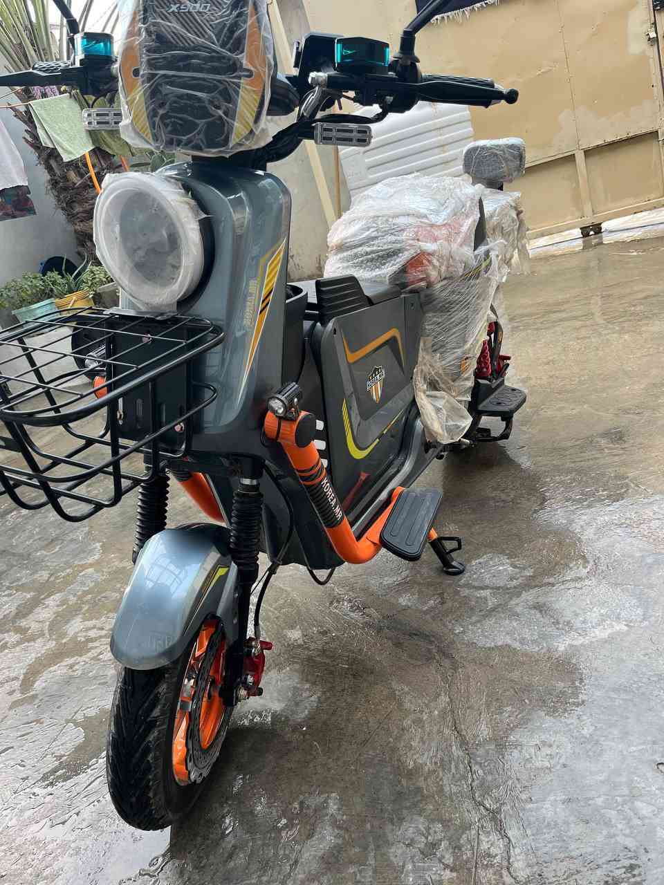 ماطور شحن X900 كوري للبيع
بعده جديد مستخدم أستخدام خفيف تقريباً 3 أشهر ونصف

-كامل مستلزماته الاصلية وياه (محولة شحن + البايدرات الجديدة) 

-حساسات امامية و خلفية شغالة بشكل كامل 

-انارات امامية و خلفية شغالة كامل (دبل اشارة و اضاءة و نشرات) 

- بيه صندوق للاغراض أيضاً كما موضح 

- يحتوي على 5 بطاريات 

- يحمل نفرين عادي جداً 

- كل المذكور تكدر تجربه ووتشوفه كدام عينك

السعر / 550 ألف وبي مجال 

المكان جلولاء 

للإستفسار راسل خاص

 او على الواتساب /***********
