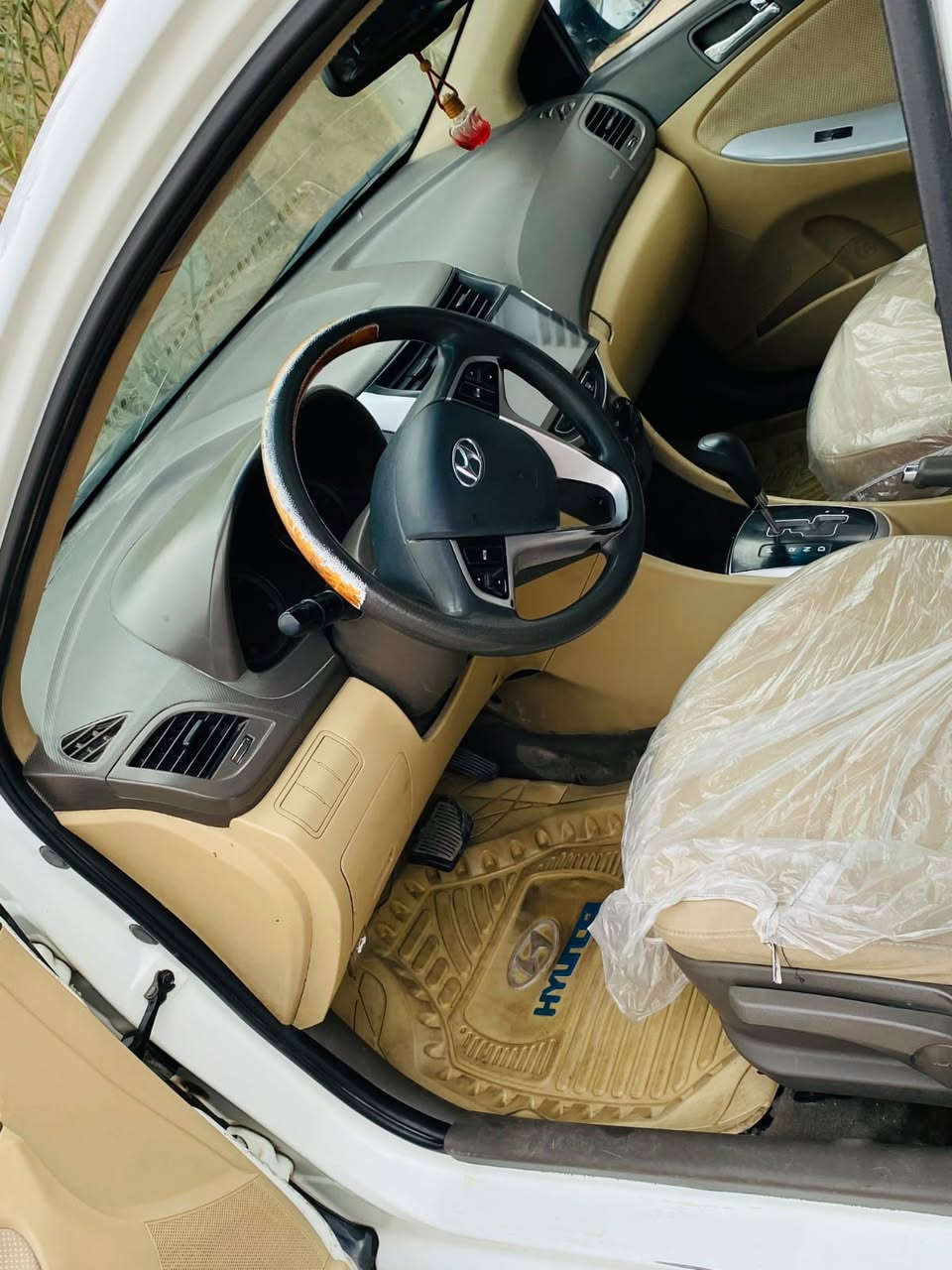 السلام عليكم  اخوان 
للبيع سياره اكسنت خليجي موديل 2014  رقم اربيل دولي تحويل او وكاله سنويه لل 2030
سياره فول مواصفات  جبير  مكينه 1600 
سياره جاهزه وحلوه 
ونفس الصور سياره مكاني نجف حي ميسان 
السعر  90 وبيها مجال لشراي 
الرقم***********
