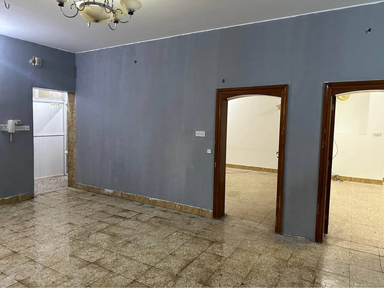 شقة للايجار في حي الحسين طابق ثاني باب وحدها معزول متكونه من غرفتين وصاله ومطبخ ومجمع للصحيات مكانها اول فرع بعد تقاطع حي الموظفين 
للاتصال والاستفسار
0781642006
*********** كربلاء, العراق
