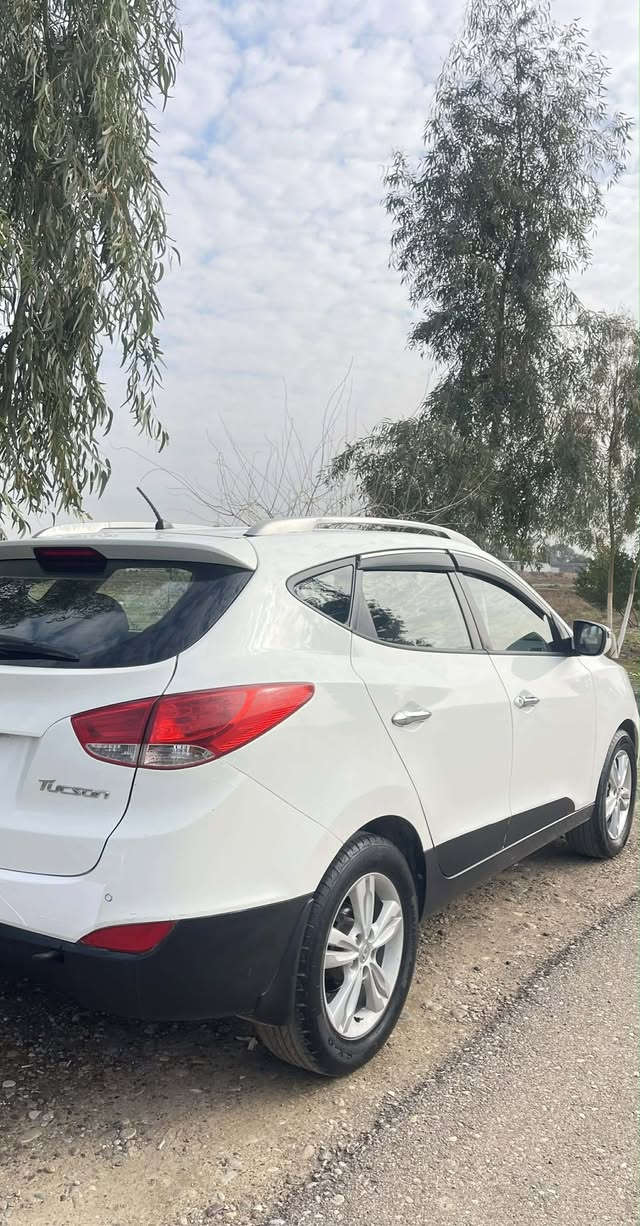 توكسان موديل ٢٠١١ ابيض ثلجي بدون صبغ 
رقم اربيل بسمي تحويل غرامه شرط 
تخم صدر جديد 
تخم تاير جديد
 سنتر لوك جديد
سياره ماشي١٩٥ Km 
مكاني كركوك شراي خابر رقم *********** كركوك, العراق
