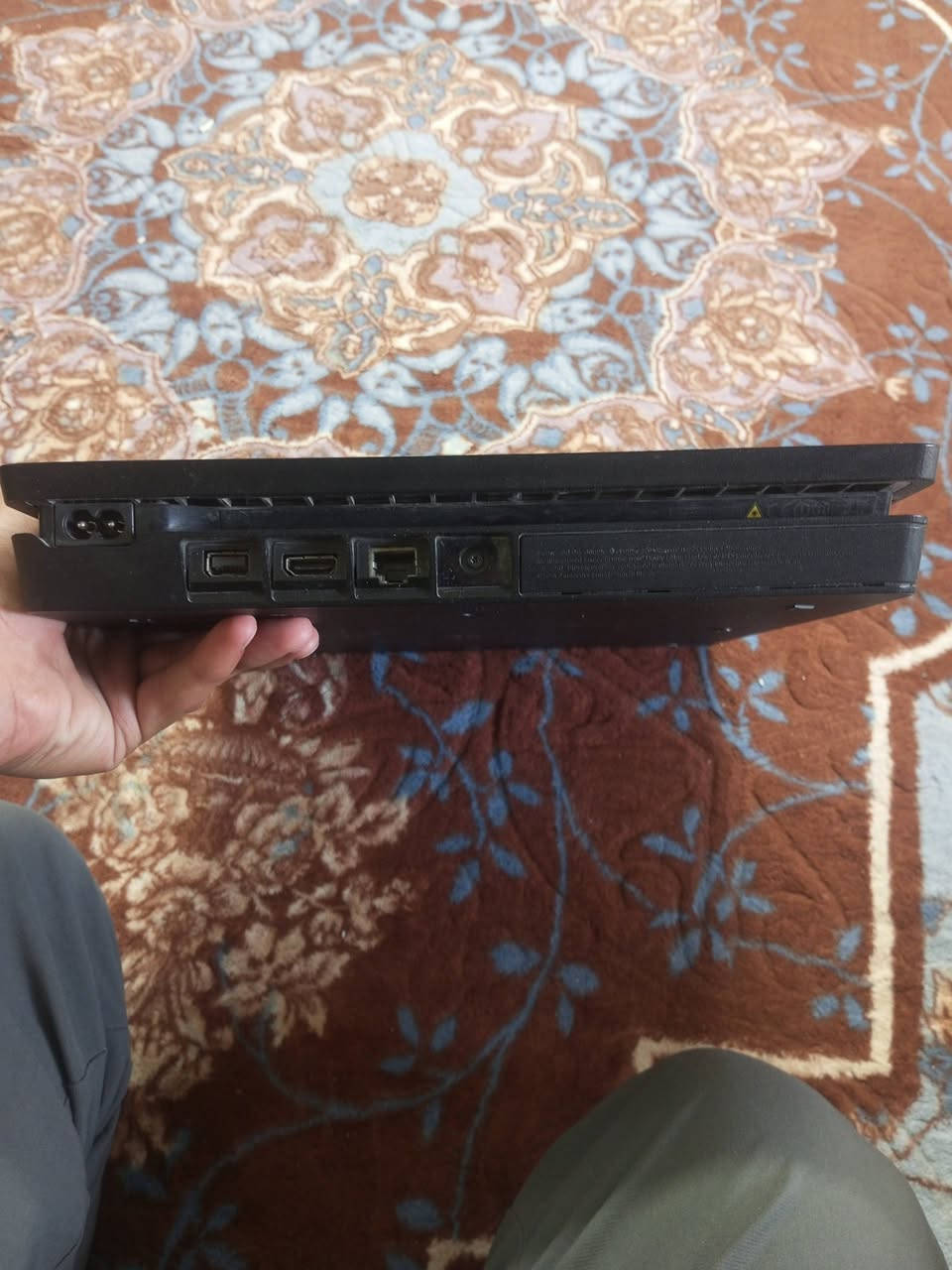 السلام عليكم جهاز بلي 4 نضيف فقط مفتوح من الدخل وياه UPS و3 يدات وحده تشتغل وثنين بيهن عطل بسيط و الكيبلات وياه وكارتونته موجوده السعر 200 قفل رقم التواصل *********** بي واتساب
