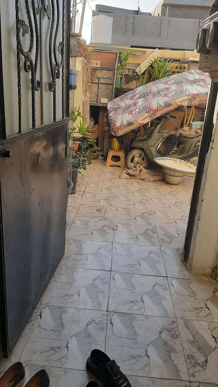 طابو صرف للبيع ثالث بيت عن شارع العام طابقين مأجر بالشهر 300  قديم تريده استثمار تريد تكعد بي تريد تفلش ابيع قطعه 111 متر واجهه 6 او اكثر تقريبا  والسعر بي مجال ***********  قرب سايلو الاول يم الجامع
