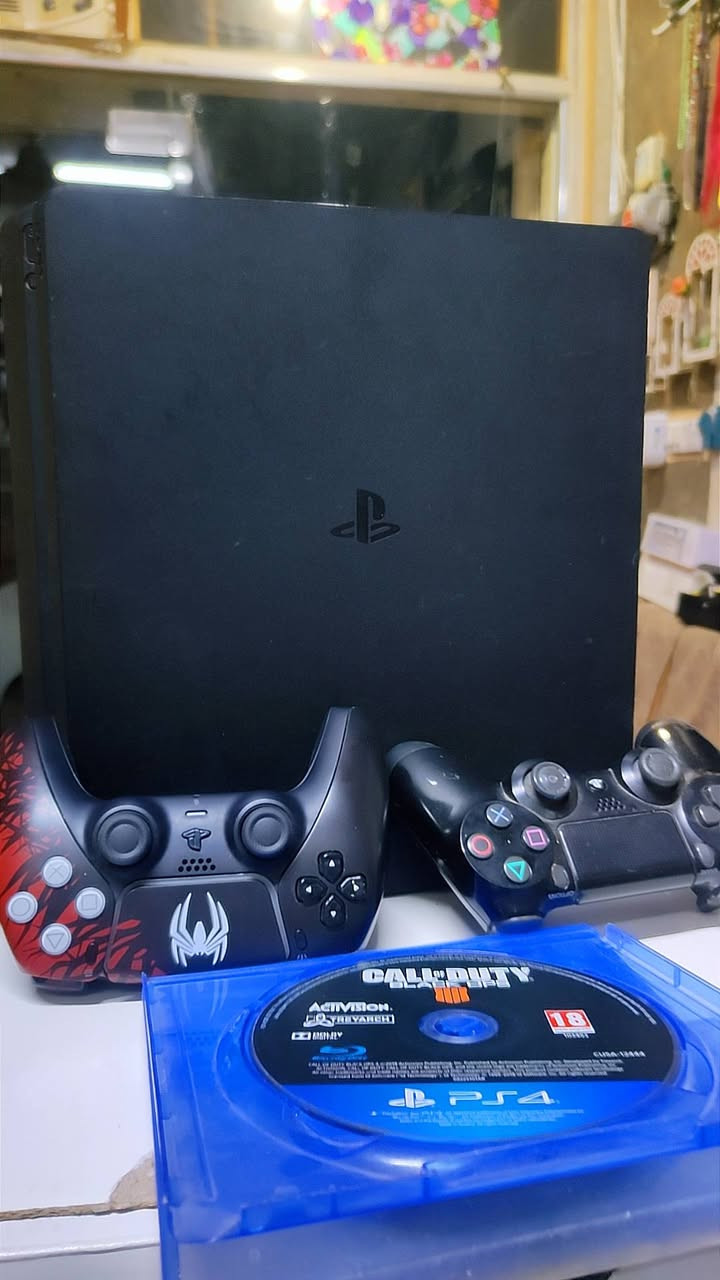 السلام عليكم ورحمة الله وبركاته
#Ps4
بلي4 سلم نظافة 90%
جوستك 2
استاند+مبرد 
ملحقات كاملة 
السعر250 
📞***********

