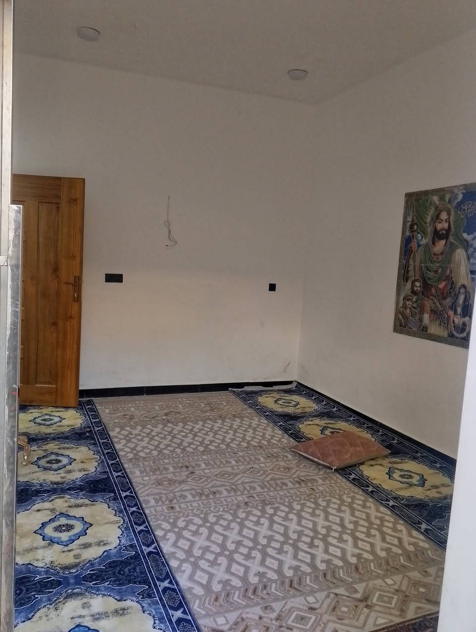 دار مساحه 100م بناء مسلح جديد طابق واحد جاهز بيه حوش واستقبال مع ممر وصاله كبيره فيه المطبخ وغرفه نوم وحمام وترك مع صحيات عدد اثنين وبيتونه مع درج العنوان منطقة أبو درع ثالث فرع عن الشارع العام مقابل قطاع 79 السعر 95وبيه مجال قليل الاتصال على الرقم ***********
