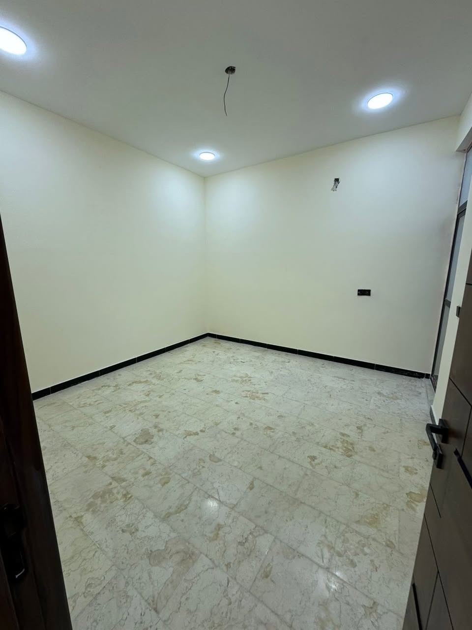 السلام عليكم 
للبيع ١٢٠ متر طابو صرف زيرو جاهز للسكن
واجهة ٦ م نزال ٢٠ يحتوي على صالة و مطبخ
و مناور و صحيات و ٥ غرف نوم و بيتونة و سطحين
إضافة إلى شلال داخلي و حولي و كراج صغير 
موقع بغداد حي الجهاد ديوان المخابرات 
خلف شارع ٦٠ للاستفسار الاتصال على 
*********** متوفر واتساب
