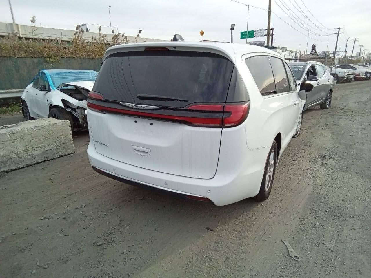 🚨 للبيع | كرايسلر باسفيكا 2024 🔥
📍 الموقع: بغداد -الاعظميه 

✨ المواصفات:

🔹 تشغيل بصمة + تشغيل عن بعد

🔹 كشنات كهرباء 

🔹 بيبان كهرباء + الجنطة كهرباء

🔹 شاشة + كاميرا خلفية

🔹 إنارة LED أمامية + بك لايت LED

🔹 داخل جلد فخم

🔹 رادار أمامي + نظام تحديد المسار

✅ الضرر موضح بالصور  بدون ايرباك 

 حادث دعاميه وخشم الجاملغ فقط

 المحرك سليم بالكامل

📏 ماشية: /25 ميل

💰 السعر: 265 ورقة 🔥🔥

📞 للاستفسار: 

*********** .
