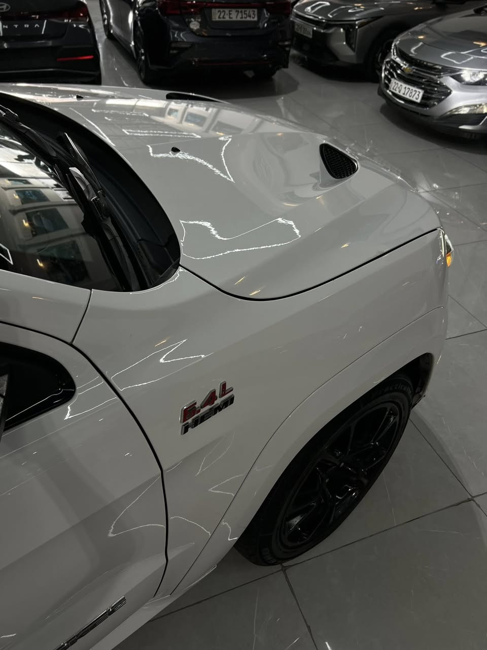 � جيب جراند شيروكي SRT 2017 بسعر توكسون
🔹 المحرك: V8 HEMI سعة 6.4 لتر

🔹 عدد السلندرات: 8 سلندر

🔹 القوة: 475 حصان

🔹 العزم: 637 نيوتن.متر

🔹 ناقل الحركة: أوتوماتيك 8 سرعات

🔹 نظام الدفع: رباعي AWD

🔹 التسارع 0-100 كم/س: حوالي 4.8 ثانية

🔹 السرعة القصوى: 257 كم/س

📏 الأبعاد

* الطول: 4.84 متر

* العرض: 1.94 متر

* الارتفاع: 1.75 متر

* قاعدة العجلات: 2.91 متر

⚙️ المواصفات الرياضية

* نظام Launch Control

* نظام Brembo للفرامل الرياضية

* وضعيات قيادة متعددة (Sport / Track / Snow / Tow)

* جنوط 20 إنج

🎵 التجهيزات

* شاشة وسطية 8.4 إنج

* مقاعد جلد رياضية مدفأة ومهواة

* كاميرا خلفية

* حساسات أمامية وخلفية

* فتحة سقف بانورامية (حسب الفئة)

* نظام صوت فاخر

⛽ سعة خزان الوقود: 93.5 لتر 

الضرر • بدون صبغ فقط الجاملغ الخلفي بيه تكحيل شي بسيط غير السياره كفاله 

ايرباكات • سليمه 

دواخل • سليمه 

مكان السياره • اربيل • طريق مخمور • شارع 100 • معرض منذر الدليمي 📍 " 

السعر • 238 وبيها مجال للطيبين

للتواصل • *********** • 📞
