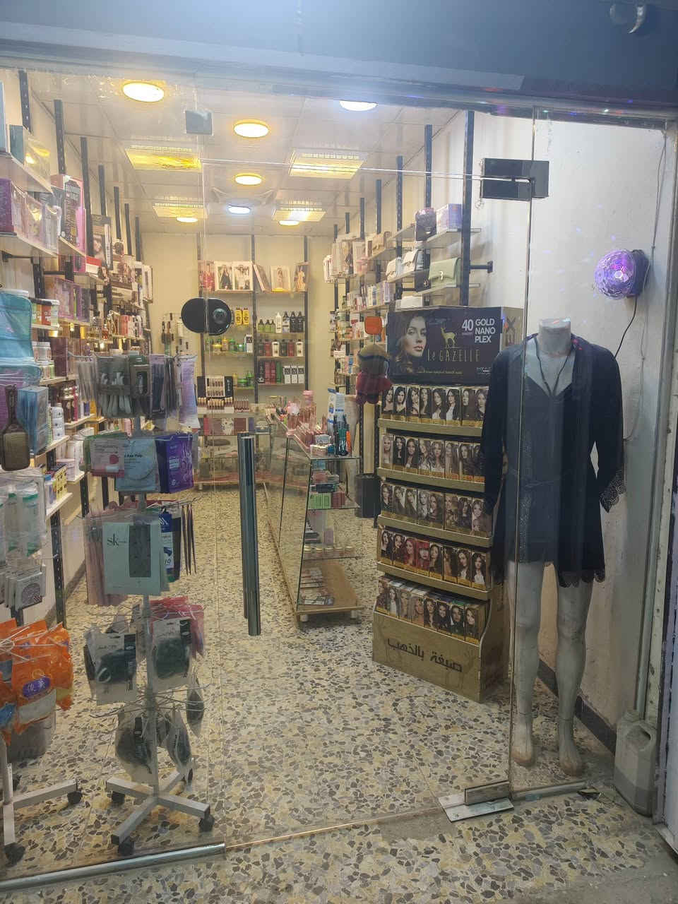 فاترينات ورفوف وباب للبيع بغداد ***********
