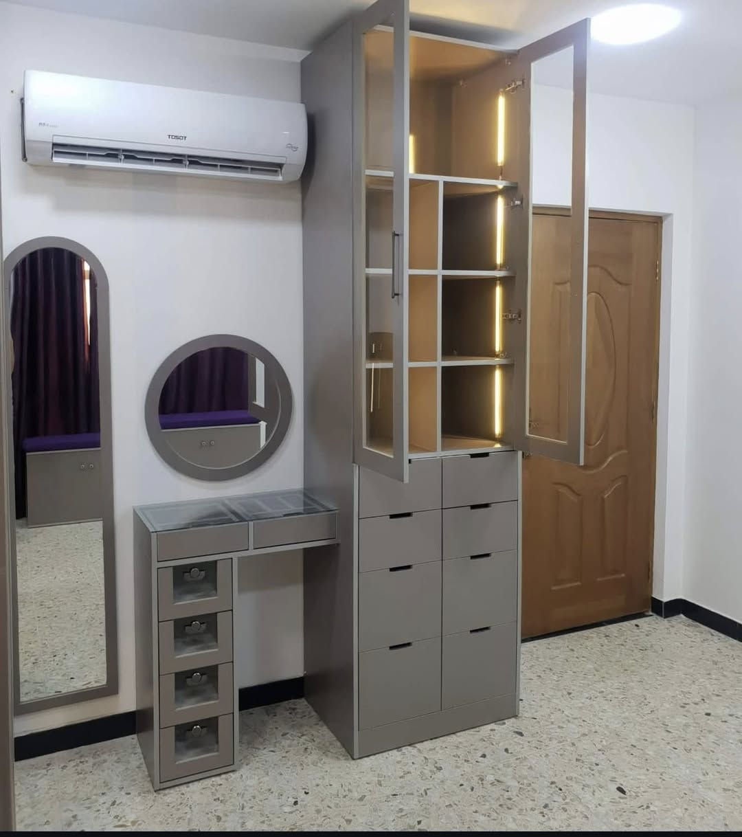 مرحبا

عندي هاي دريسنك روم مصممتها قبل خشب mdf نوع  درجة اولى لون رصاصي كلش مميز اللون و  كلش عملي وميبين بي اتربة وبيها لدات اضاءة داخلية وهي جام ميز تواليت بي تقاسيم كلش عملي ومريح
كلفتني ٣ ملايين دينار عراقي ابيعها ب مليون ونص كاملة ( كنتور و ميز تواليت و جزامة ) وبيها من جانب رفوف للعطور و انتيكات كلش لطيفة حركة 
مكاني بغداد ماعندي فتح وشد ولا توصيل 
بالصور حاطة قياساتها بالمضبوط


**إذا كنت صاحب هذا الإعلان وتريد حذفه لأي سبب، رجاءا أرسل رسالة إلى الدعم الفني**