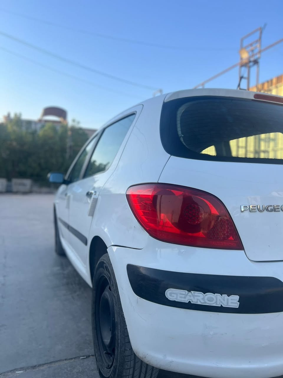 السلام عليكم بيجو فرنسي 307 بيه صبغ الجاملغ الخلفي والباب عكس السايق تدفئه تبريد شغال كهربائيات كله شغاله المكينه خير من الله مكفوله السعر ٦٢ وبيه مجال رقم بغداد انكليزي الجديد  مكاني بغداد حي البنوك ***********
