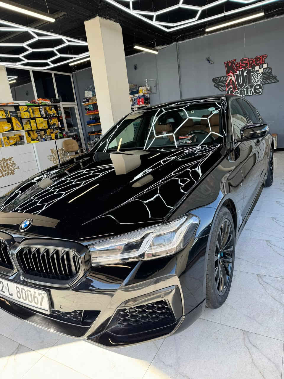 بي ام دبليو حجم 530i فووول 

اربعة سلندر تون توربو تو ويل

موديل 2022 ماشيه حالياً 56 الف مايل مشيها ب الاردن مو هنا ب العراق 

السعر 31،000$

صور سونار و حادث واتساب او خاص 

ضرر جاملغ وبنيد سطحي جدا

 بدون دواخل بدون شاصي بدون لغود 

بيهة بجنطة بارد معدل و تكحيل  ع كدة

ايرباك دركة فقط و راجع سستيم بلادي مبدل بشركة 

السياره جديده جدا بحالة جيدة

🟡صفر مسج

عليها كت M عدا الستيرن

ودفيوزر وسبايدر  و شباك ليد 

و لحية قبل كم يوم شديتها

داخل قرميدي اصلي

هيد اب دسيبلي

رادارات امامي وجانبي

نقاط عمياء 

داتا شو  ⚠️

سستم صوت هارمان كاردن 

حساسات 360 “

جنطه كهرباء 

كشنات هيتر 

⁠كشنات خزن ميموري 

 ردار امامي + جانبي.

جميع الابوب بصمة 

تشغيل عن بعد 

كيج الالكتروني رقمي 

قيادة ذاتية و تحديد مسار 

السياره بالكارتون بدون اي نقص وملاحظات جديده جدا وشكلها كدامكم رقم شمالي وتحويل مباشر سيارة باسمي 

مكانها بغداد حي العدل 
*********** اتصال او واتس اب
