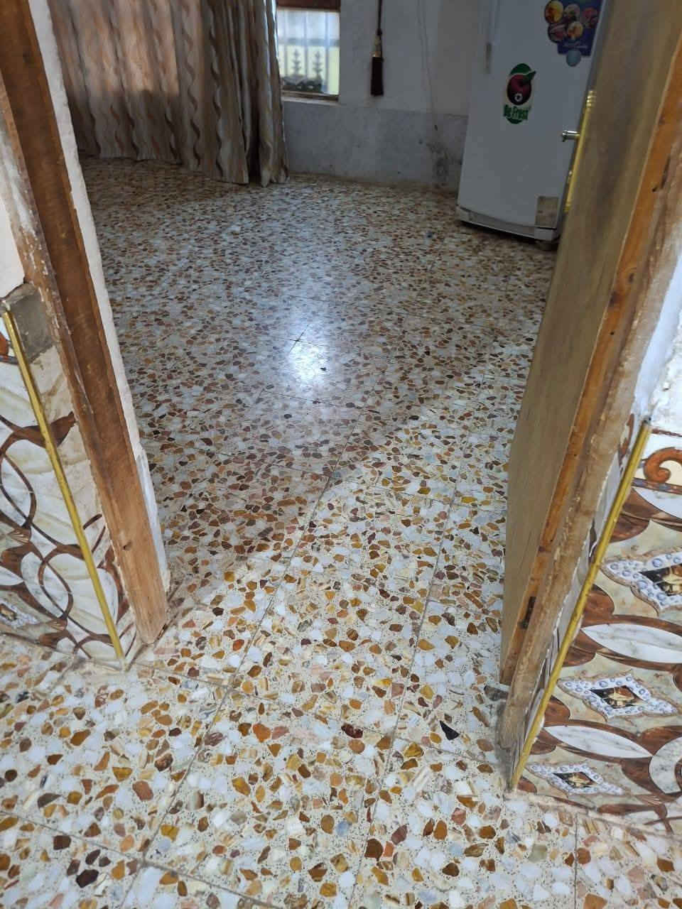 بيت درجه اولى وحديث غرف*********** نوم ٦ صالتين استقبال معزول عن البيت وحده ١٤ متر  جاهز من كلشي طابقين مساحه ٤٠٠ متر ابيع مقدامه قصاد مروس اروس عادي *********** اقصاد عله طريق السنيه اول جسر وطب بل فرع التبليط ملأت الدوره عن الشارع العام اربع كيلو تبليط عنه ٤٠ متر الفرعي
