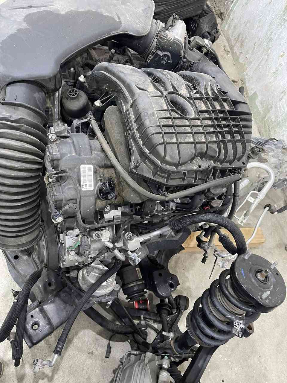 محرك وكير جيب رانگلر طبكه كامله موديل 22 
وثلاث قطع اصليه جاملق وباب وباب خلفي وثلاث ويلات 
***********
