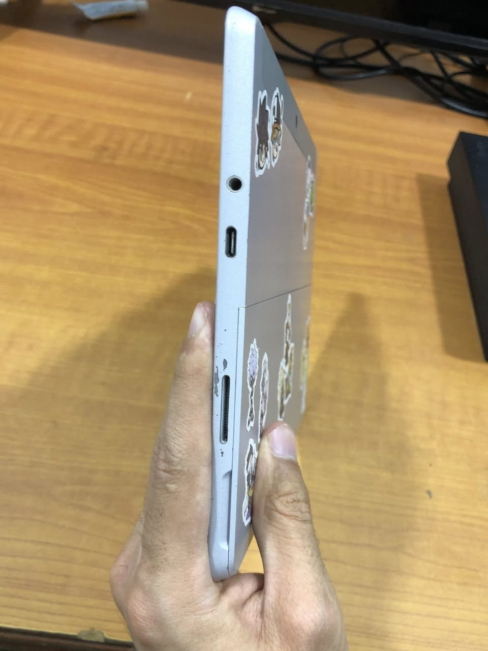 تاب سيرفس كو
السعر 125 الف 
المواصفات الكاملة:
 المعالج: Intel(R) Pentium(R) CPU 4415Y @ 1.60GHz
 الشاشة: لمس بحجم 10 إنش بدقة ووضوح عالي.
 الذاكرة (الهارد): 128 جيجا SSD.
 الرام: 8 جيجا.
وي شاحنة تايب سي اكيد
مكاني بغداد الدورة
واتساب:***********
