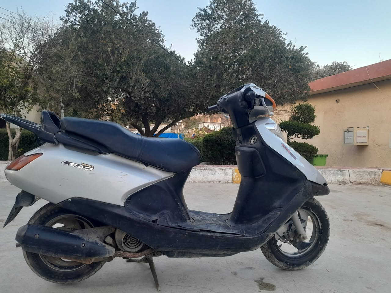 السلام عليكم دراجة هونده سبيسي ياباني بلاد سرعة ١٠٠ مكينة ناعمه خير من الله نكره سلف وهندر كهربائيات كله شغاله شلعه ومعدل تخم تاير جديد استاند وصطي استاند صفحه السعر ٣٥٠ بيه شويه مجال الاتصال ***********
