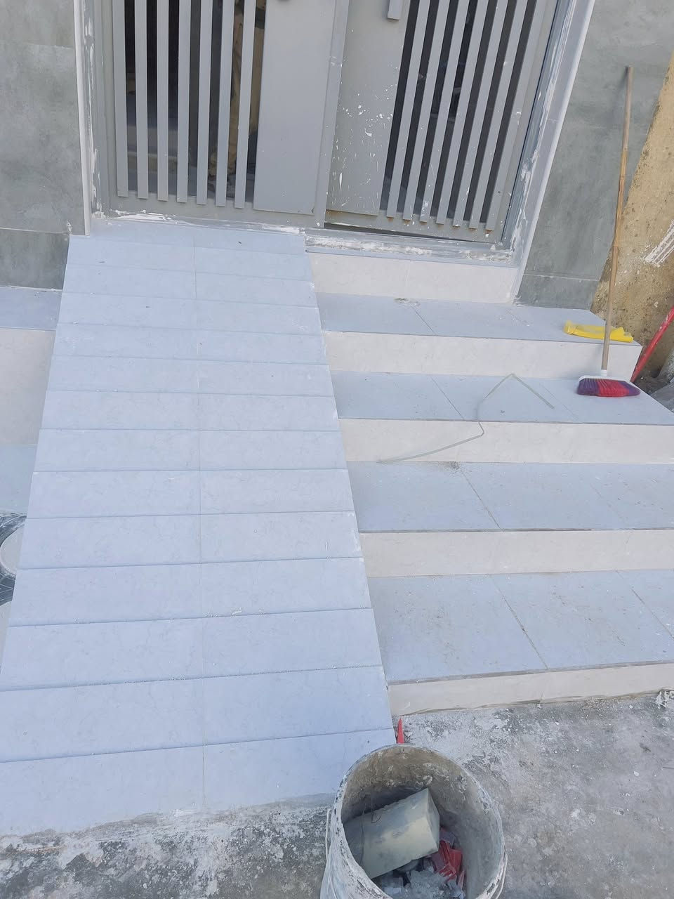 خلفه سيراميك
جداري ًوارضي 
تفليش وترميم 
وماي ومجاري 
*********** واتس
