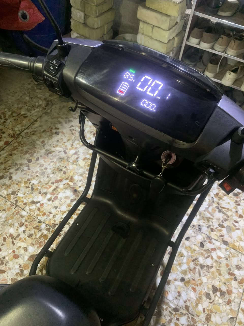 دراجة كهربائية أنيقة وقوية، استعمال شخصي وخالية من أي أعطال، جاهزة للاستخدام فورًا.
المميزات:
 • بطارية قوية وتعمل بكفاءة
 • شاشة ديجيتال واضحة
 • إضاءة LED أمامية وخلفية
 • بوكس خلفي كبير للتخزين
 • مرايات + ستاند جانبي ووسطي
            سويج عدد (٢) بصمات عدد(٢)
           تشغيل عن بعد  مع درع حمايه 
           دراجه استعمال قليل كلش شهرين 
         مكانه بغداد شهداء البياع 
         رقم الهاتف :***********  
          السعر ٩٢٥ وبيه مجال بسيط
