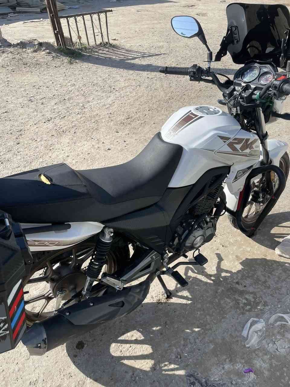 السلام عليكم دراجه RK للبيع موديل 2025 شهر 5 نزلت من الشركه دراجه عليها تعديلات جنط GS ودرع امامي وجامه سوده الدراجه مكفوله وعلى وضع الشركه ممشه الدراجه 11800 الدراجه نضيفه زيروه مال بيت سعرها مليونين و 500 وبيها مجال للستفسار  *********** متواجد واتساب عنواني الغزاليه شارع الضغط
