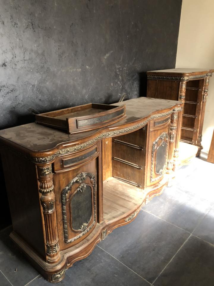 السلام عليكم للبيع بسبب الانتقال غرفة نوم نظيفة تحتوي على كنتور كبير 6 بيبان وجرباية ام نفرين وميز تواليت مجرات موجودة يحتاجلها فقط شد السعر 350 الف بيهة مجال للاتصال ***********
