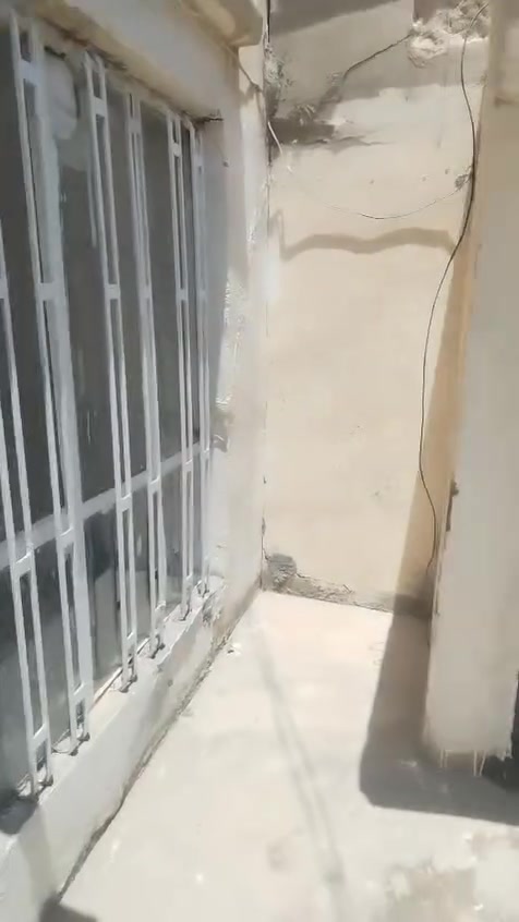 السلام عليكم
يتوفر بيت للايجار في حي الحر بقرب فلكة الثوره عند التقاطع / مقابل اسواق فائز 
المساحه = ٢٠٠ متر 
عدد الغرف / غرفتين نوم ؛ هول ؛ استقبال ؛ مطبخ ؛ صحيات 
قريب على الشارع العام 
الايجار / ٤٥٠ قفل شاملة كهرباء واجور مياه 
الاتصال على الرقم  ***********
