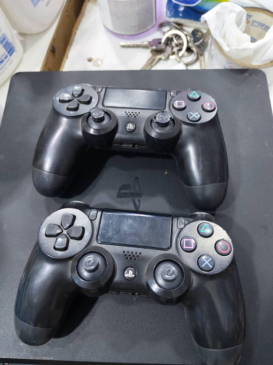 السلام عليكم بلي ٤ سلم نضام 13.02  جهاز نضيف وشغال فول ذاكره٥٠٠ مفتوح لتنضيف كل شهرين انضفه اي خلل مابي كفاله انطي بي  غلاف ماله مكسور موضح بصوره يدات ثنين وحده بطاريه تعبانه وحده اتجاه يشكل  اصلياتت
١٧٥ الف مكان بغداد   *********** 
تجي تفحص جهاز شكد مايعجبك عسى ما يوم تضل تلعب بي لا فان ولا حماوه ولا يصفن
