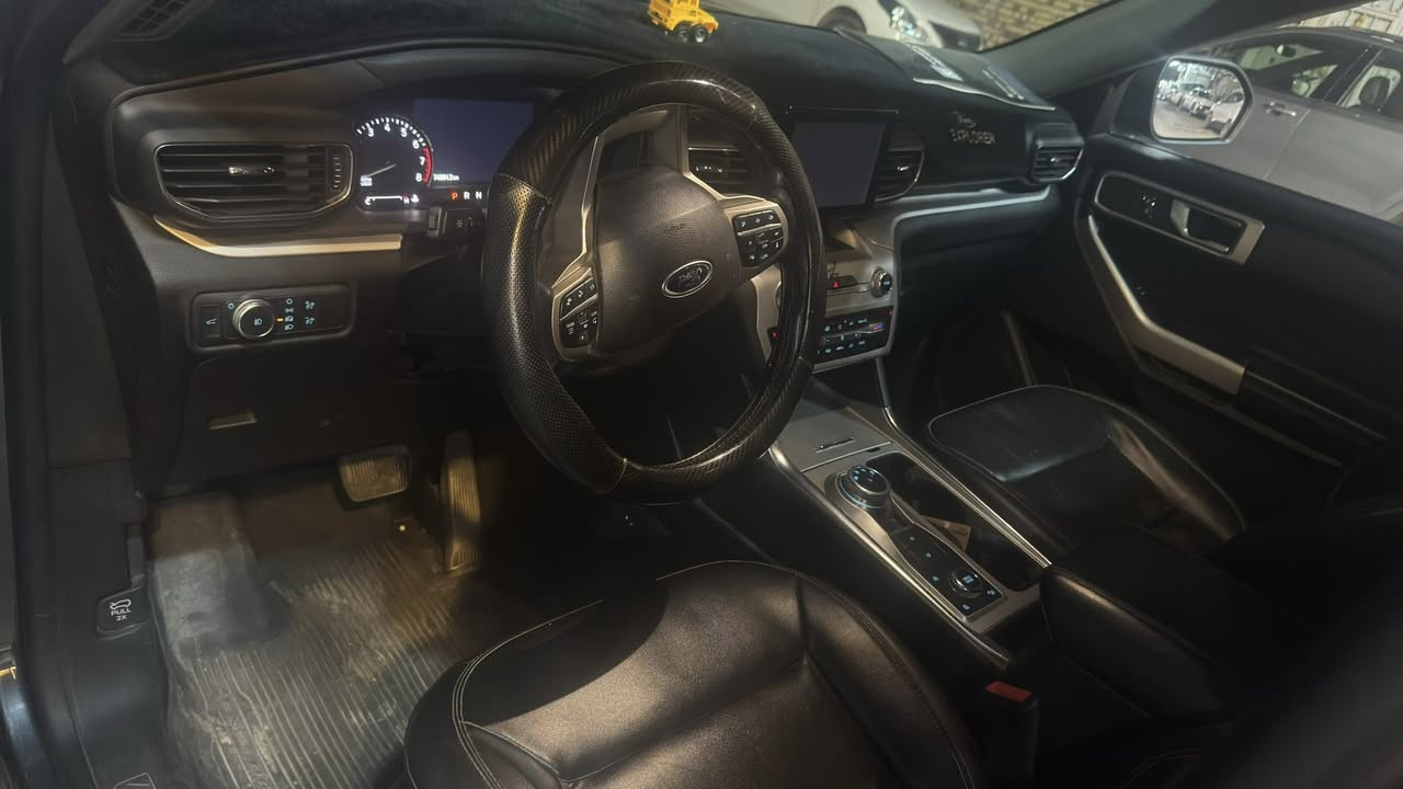 للبيع 28000$ كلين تايتل عداد46مايل
1. المحرك والأداء (Powertrain)

 المحرك: ايكوبوست (EcoBoost) رباعي الأسطوانات (I-4) سعة 2.3 لتر مع شاحن توربيني.

 القوة الحصانية: 300 حصان عند 5500 دورة في الدقيقة.

 عزم الدوران: 420 نيوتن متر (310 رطل-قدم) عند 3500 دورة في الدقيقة.

 ناقل الحركة: أوتوماتيكي متطور من 10 سرعات.

 نظام الدفع: تتوفر بدفع خلفي مستمر (RWD) أو نظام دفع رباعي ذكي (AWD) مع نظام إدارة التضاريس (Terrain Management System) الذي يوفر حتى 7 وضعيات قيادة مختلفة (اقتصادي، رياضي، رملي، صخري، إلخ).

 معدل استهلاك الوقود: تقريباً 12.7 كم/لتر (على الطرق السريعة) وحوالي 10.5 كم/لتر (داخل المدينة) حسب ظروف القيادة وطبيعة الدفع.

2. التصميم الخارجي (Exterior)

 الإضاءة: مصابيح أمامية وخلفية وكشافات ضباب تعمل بتقنية LED بالكامل، مع ميزة التحكم التلقائي في الضوء العالي.

 العجلات (الجنوط): تأتي قياسياً بجنوط ألمنيوم مقاس 18 إنش (وتتوفر مقاس 20 إنش في بعض الحزم الاختيارية كحزمة المظهر الرياضي).

 المرايا والشبك: شبك أمامي مميز لفئة XLT مع مرايا جانبية مدفأة بلون الهيكل (أو سوداء) وقابلة للتعديل كهربائياً.

 الباب الخلفي: باب الصندوق الخلفي يفتح ويغلق كهربائياً.

 اللمسات الإضافية: سكك سقفية (Roof Rails) باللون الأسود أو الكروم لتثبيت الأمتعة، وعازل صوتي للزجاج الأمامي والجانبي لركوب أكثر هدوءاً.

3. المقصورة الداخلية والراحة (Interior & Comfort)

 السعة: تتسع لـ 6 أو 7 ركاب حسب التوزيع (مقاعد متصلة في الصف الثاني أو مقاعد كابتن منفصلة).

 المقاعد: تأتي مقاعد قماشية فاخرة (أو جلد ميكروفيبر ActiveX في الفئات الأعلى من XLT)، مع ميزة التحكم الكهربائي بمقعد السائق (10 وضعيات) والراكب الأمامي، بالإضافة إلى تدفئة المقاعد الأمامية وعجلة القيادة.

 التكييف: نظام تكييف أوتوماتيكي ثلاثي المناطق (Tri-Zone Climate Control) لضمان راحة الركاب في الصفوف الثلاثة مع فتحات تكييف علوية وجانبية.

 المساحة التخزينية: مساحة ممتازة للصندوق، ويمكن طي الصفين الثاني والثالث كهربائياً أو يدوياً بالكامل للحصول على مساحة تخزين مسطحة عملاقة تصل إلى 2486 لتراً.

4. التقنيات والترفيه (Technology & Infotainment)

 الشاشة الوسطى: شاشة تعمل باللمس مقاس 8 إنش تدعم نظام فورد SYNC 3.

 التوافق: دعم كامل لنظامي Apple CarPlay و Android Auto.

 العدادات: شاشة معلومات رقمية ملونة للسائق مقاس 6.5 إنش مدمجة في لوحة العدادات.

 النظام الصوتي: نظام صوتي نقي مكون من 6 مكبرات صوت مع منافذ USB و USB-C موزعة في الأمام والخلف.

 ميزات إضافية: نظام الدخول الذكي وتشغيل السيارة بلمسة زر (بصمة)، ونظام التشغيل عن بُعد (في حزم محددة).

5. السلامة وأنظمة مساعدة السائق (Safety - Ford Co-Pilot360)

تأتي السيارة مجهزة بحزمة الأمان المتكاملة من فورد والتي تشمل:

 نظام التحذير من الاصطدام الأمامي مع الكبح التلقائي في حالات الطوارئ (AEB).

 نظام رصد النقاط العمياء (BLIS) مع التنبيه لحركة المرور الخلفية.

 نظام الحفاظ على المسار والتحذير عند الانحراف.

 كاميرا للرؤية الخلفية مع حساسات اصطفاف خلفية.

 نظام تثبيت السرعة التكيفي الذكي (الراداري) مع ميزة التمركز في المسار (اختياري ضمن حزمة +Assist).

للاستفسار

***********
