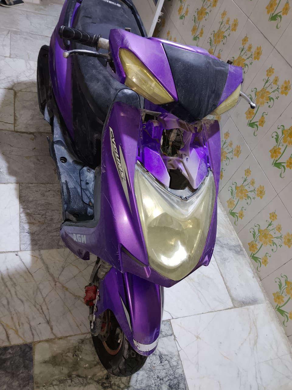 للبيع
دراجه سكنس 
دراجه عاطله وماعرف شنو عطله 
ابيعه على عطله 
السعر ١٥٠وبيه مجال رقم الهاتف ***********
