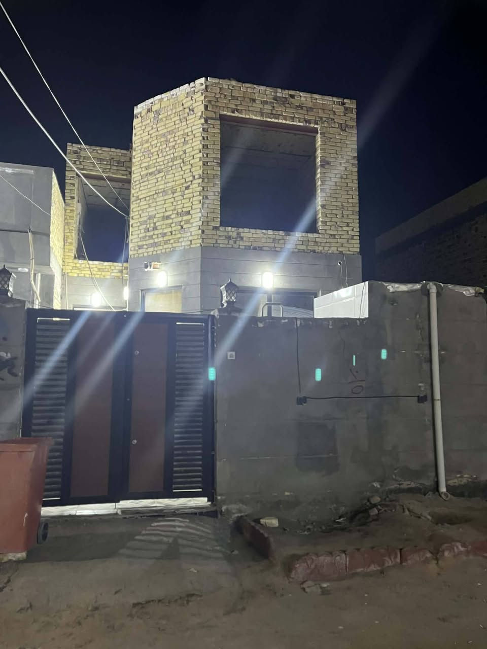 مساحة البيت 150
واجهه 6
نزال 25
زراعي سند 25
عكاده يحتوي على طابقين
الطابق الاول صحيات داخليه وخارجيه مطبخ غرفه واستقبال وصاله
الطابق الثاني كامل هيكل كهرباء ومي ومجاري 
يحتوي على غرفتين وصاله وصحيات

للاستفسار على الرقم 
***********📞
***********
