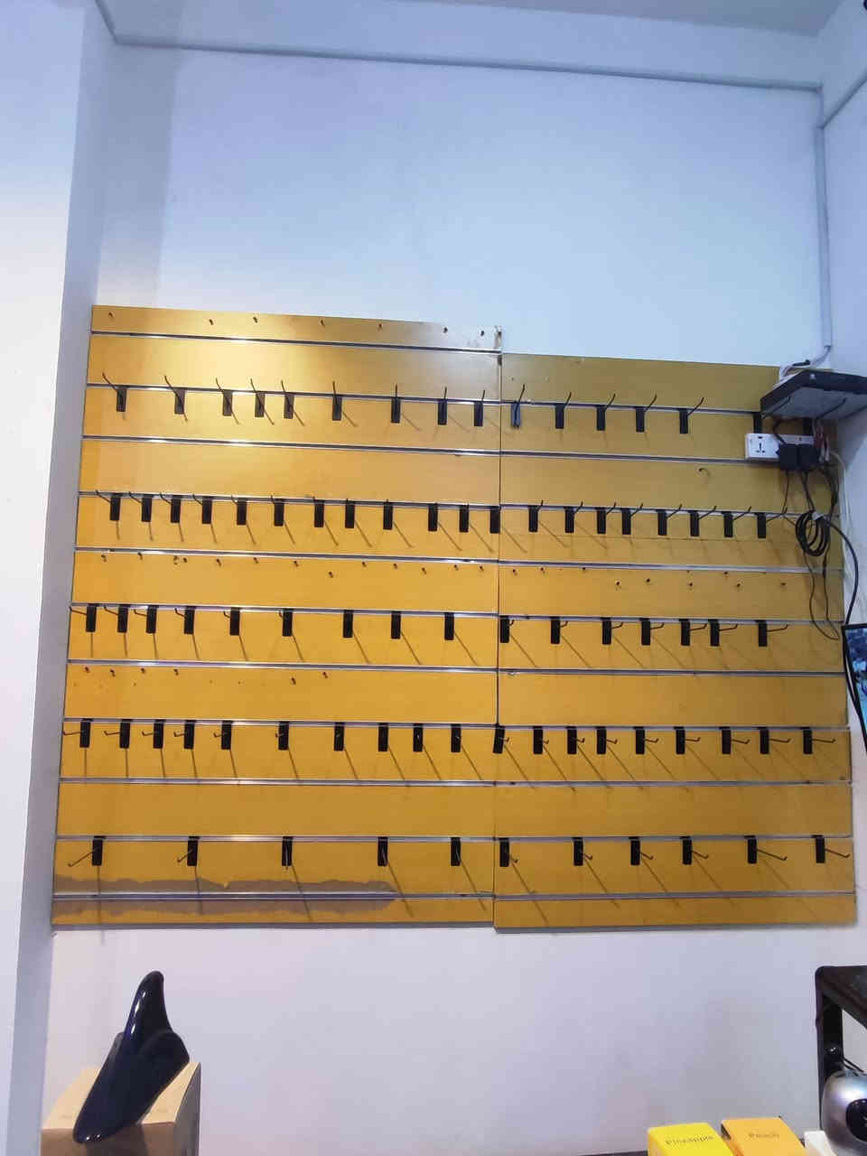 عارضه المنيوم جام تتكون من 3 خانات // السعر 150 الف باب أول ثقيل درجة اولى ونضيفه جداً
مع لوح تعليك 8 ثمن قطع تركيب // السعر 100 الف 

مع هوكات تعليك مال لوحات العدد 125 سعر الهوكات 3بألف

العنوان // البصره تنومه صالحيه
رقم الهاتف ***********
