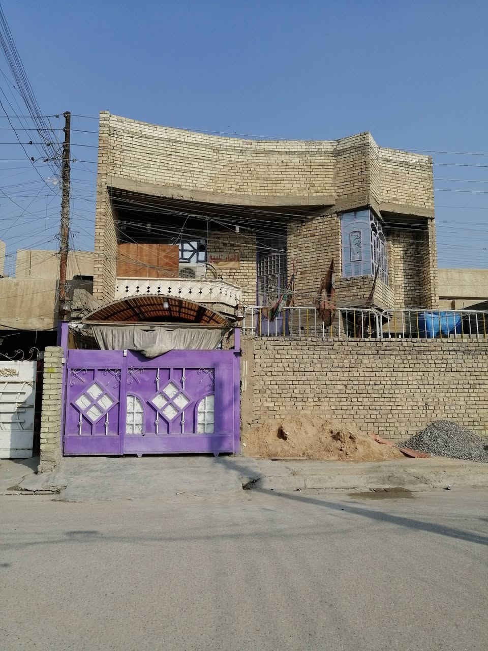 السلام عليكم ورحمة الله وبركاته عندي بيت مساحت البناء 200متر الواجهه10نزال20 طابقين 8 غرف وصالات عدد ثنين البناء حديث الشهداء الثلاثه قرب مدرسة ابن خلدون العبيدي الشارع تجاري ملك صرف مبايل *********** /***********
