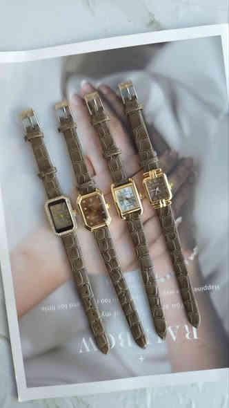 ساعات كورية 
الدرزن 12 قطعه 
سعر الدرزن 36 الف 
التجهيز حسب اختياركم 
توصيل 5 آلاف 
للحجز مراسلة الصفحة أو واتساب 
*********** 
***********
