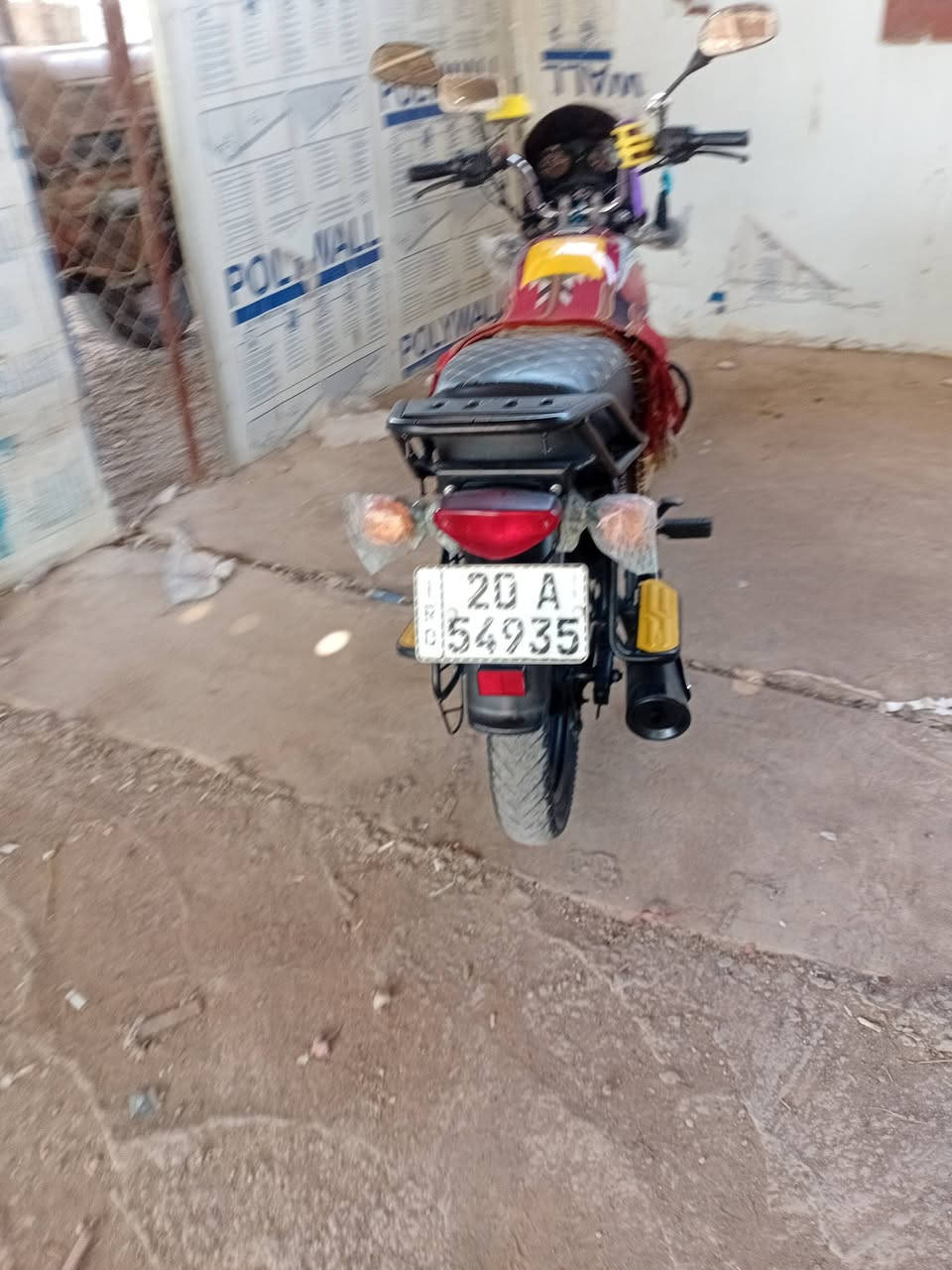 السلام عليكم دراجه بوكسر موديل 20 نضيفه ما مفتوحه كفاله عامه مرقمه لوحات انكليزي كامله تحويل مباشرة اي نقص مابيها دراجه خير من الله مال جناي تاخذها تترحملي السعر 1900 وبيها مجال خاص ما موجود رقم *********** اتصل مكاني  فلكة الامين شارع الديري
