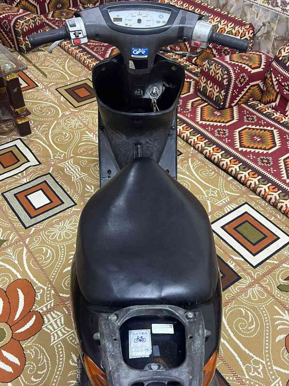 سلام عليكم 
عصفوري فحل دراجه حلوه وجاهزه نكره سلف بكل وقت كلشي شغال بيه لايت بك لايت هورن اشاير عداد سرعه كيج بانزين سلف كلشي شغال دراجه مطلعه حاويه على ايدي وصل الحاويه موجود دراجه جديده ومامتعوبه فقط اول مااشتريته مااعرفله وماحاطله دهن وبدلتله بستم سعرها 450. مكاني ناصرية مركز صالحيه ***********.  بي واتساب
