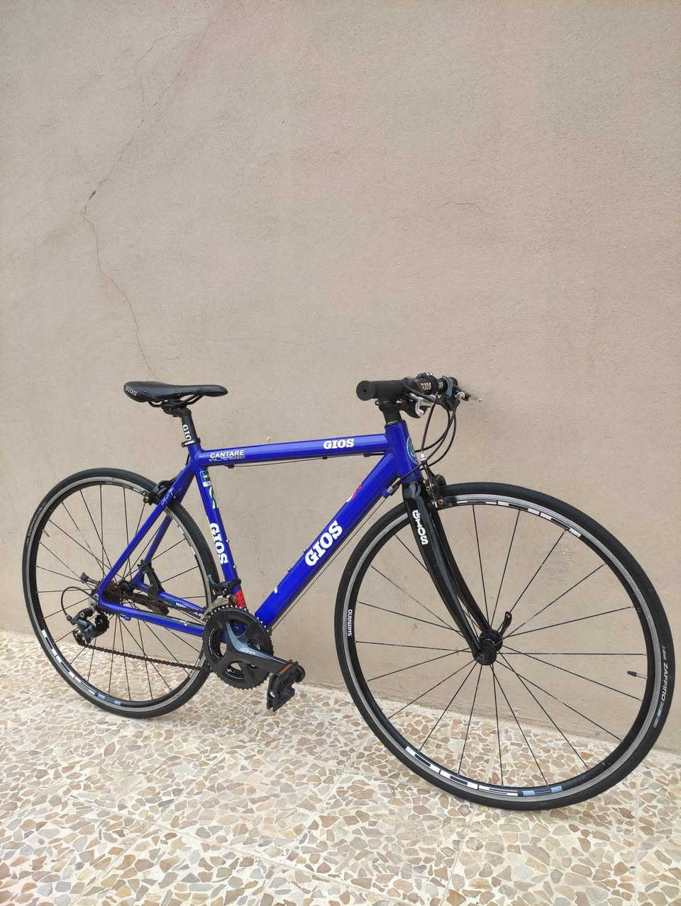 السلامُ عليكُم ...لعشاق السرعة والمسافات
دراجة ماركة #GIOS جيوس العالميه ماركه غنيه عن التعريف 

صنع ايطالي اصلي اورجنال ختم شركة 🇮🇹Made in ITALIA🇮🇹

حجم 28(C700)قياسM ميديم 52CM .لون ازرق چويتي لامع 

فوول المنيوم ماشة كاربون وزن ريشة خفيف جدا بمعنى الكلمة 

سستم شيمانو كامل سيت سورا #SHIMANO_SORA  حديث 

بدالات السرعة 9X2 نظام رود سباق سحب دفع #شاشة حديث 

مجمع براكيت بولبرين مختوم ختم الشركة #SHIMANO_SORA

ويالة بولبرين زوم طبقتين من ماركة #R500 فول سرعه وسلاسة

تايرات كتان اصلية من ماركة #vittoria_ZAFFIRO للسباقات 

ستيرن المنيوم رياضي نفخ مختوم ختم الشركة الاصلي #GIOS

كمبليونات وياله سلايت شيمانو .سرج جلد اصلي مختوم #GIOS 

🔴الدراجة بيها سرعه وخفه وسلاسة مو طبيعية طائرة ارضية🚀

🔴الدراجة بلكاغد  نظيفة بمعنى الكلمة بلنايلون 

🔴الدراجة قطعة مال حاوية غير مستخدمة داخل العراق 
     ما بيها اي نقص كاملة وجاهزة ع الاخير.. ما بيها برغي 
     مبدل على وضع الشركة بلاد ختم واحد ليبل واحد كلة
     جيوس #GIOS حتى الستيرن والسرج وبوري السرج #GIOS

المكان موصل الجانب الايسر..السعر 3ورقات (300$ دولار نهايتة)

يوجد توصيل بغداد وجميع المحافضات العراقية 

رقمي للتواصل ***********
