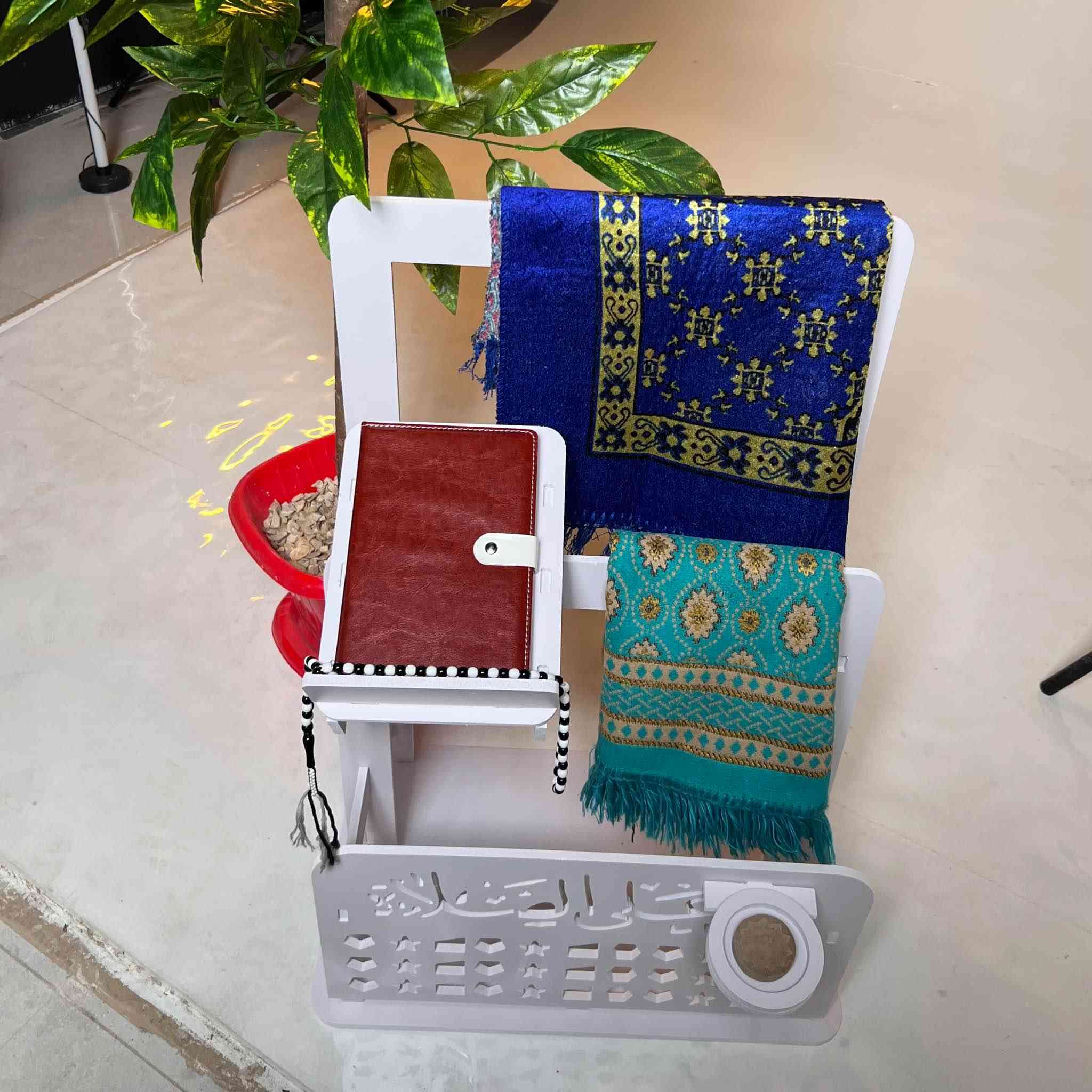 ✨ رتّب ركن صلاتك بأناقة.. ستاند القرآن والصلاة المتكامل ✨
اجعل القراءة والصلاة أكثر راحة وتنظيماً مع الستاند الملحق بحامل مصحف وسجادة، المصمم بنقوش هندسية إسلامية رائعة تضفي جمالية خاصة على منزلك.
🌟 مميزات الستاند المتكامل:
• حامل مصحف علوي: تصميم مائل ومريح يثبّت المصحف أو الكتاب أثناء القراءة.
• منظم للسجادة: إطار خلفي مخصص لتعليق سجادة الصلاة بشكل مرتب يمنع تجعدها.
• لمسة إبداعية: واجهة أمامية مزخرفة بعبارة «حي على الصلاة» ونقوش مفرغة تزيد من فخامة التصميم.
• تفاصيل عملية: يحتوي على حامل دائري جانبي مخصص لوضع (تربة الصلاة).
• قوة وثبات: هيكل متكامل بلون أبيض ناصع مع قاعدة ثابتة تضمن التوازن.
📏 الأبعاد والمواصفات:
• الارتفاع: 70 سم.
• العرض: 47 سم.
• العمق: 29 سم.
• النوع: ستاند صلاة قائم (قوي وخفيف الوزن).
💰 السعر: 25 ألف دينار فقط!
🚚 خدمة التوصيل:
• بغداد: 3 آلاف دينار فقط.
• كافة المحافظات: 5 آلاف دينار فقط.
للحجز أو الاستفسار، راسلونا الآن عبر رسائل الصفحة! 📩 بغداد, العراق


**إذا كنت صاحب هذا الإعلان وتريد حذفه لأي سبب، رجاءا أرسل رسالة إلى الدعم الفني**