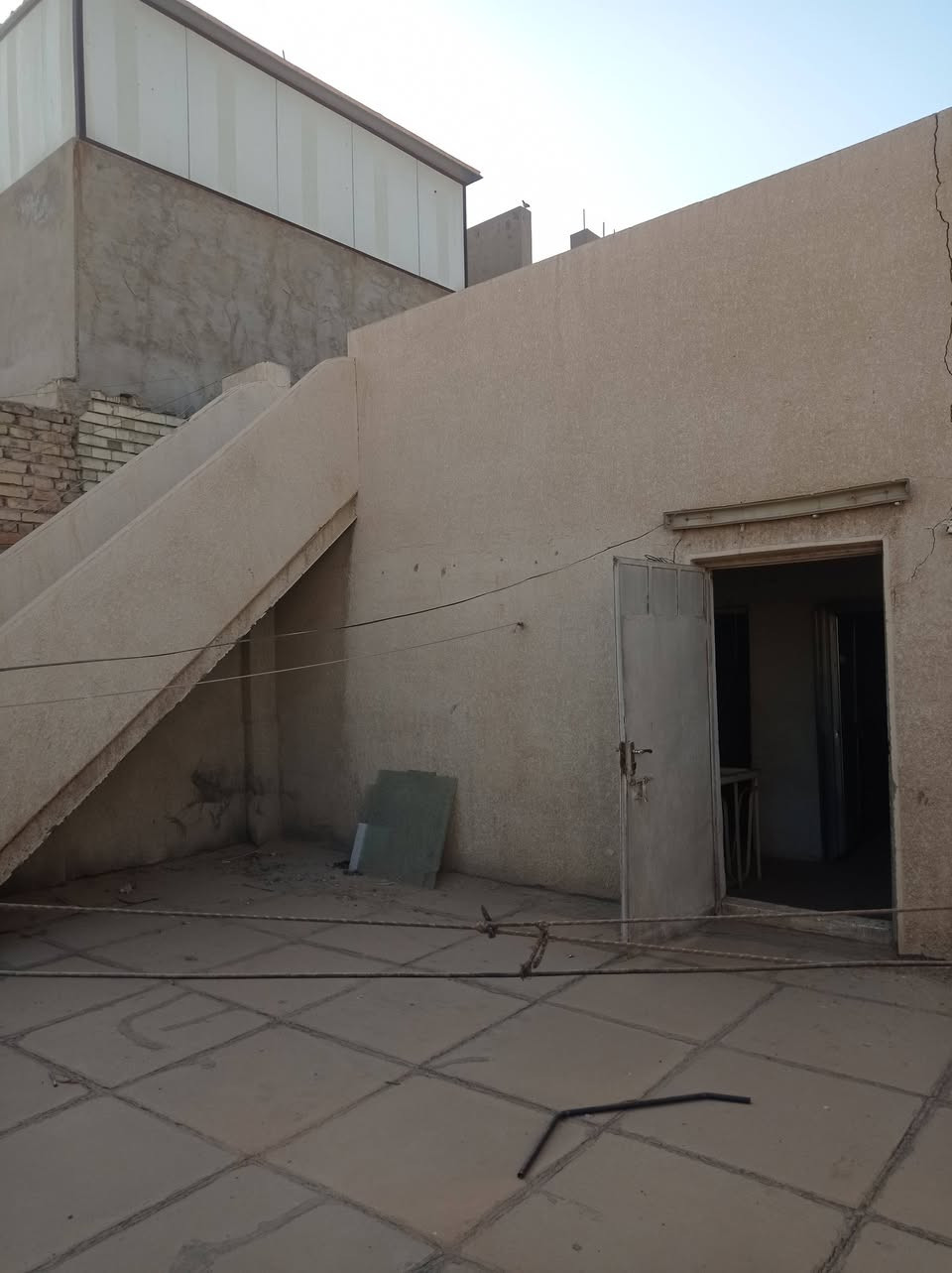 السلام عليكم بيت للايجار 150متر طابقين الاعلام الفرع المقابيل فلافل رزاق اربعه نوم واستقبال ومطبخ وصاله وكراج وحديقه وحمامين فوك وجوه  وصطحين نضيف وكامل من كلشي للتواصل ***********

