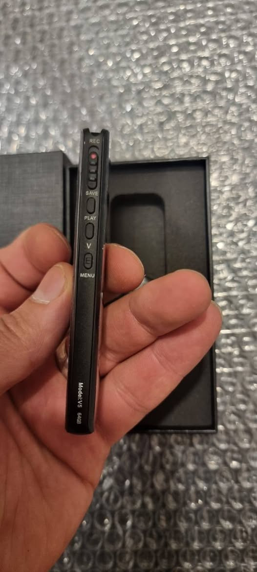 مساحة تخزين كبيرة تبلغ 64 جيجابايت، تكفي لتخزين ما يقارب 4650 ساعة من التسجيلات الصوتية. 
الميزات الصوتية: تسجيل عالي الجودة بتنسيق WAV وبمعدل بت يصل إلى 512 كيلو بايت في الثانية أو 1536 كيلو بايت في الثانية حسب الإعدادات. 
التشغيل الذكي: يتميز بخاصية التنشيط الصوتي (AVR)، حيث يبدأ التسجيل تلقائياً عند اكتشاف الصوت ويتوقف في حالة الهدوء لتوفير الطاقة ومساحة التخزين. 
التقنية والبطارية: يحتوي على شاشة ملونة عالية الدقة، تقنية تقليل الضوضاء المحيطة، وبطارية توفر وقت تسجيل طويل يصل إلى 80 ساعة.


**إذا كنت صاحب هذا الإعلان وتريد حذفه لأي سبب، رجاءا أرسل رسالة إلى الدعم الفني**